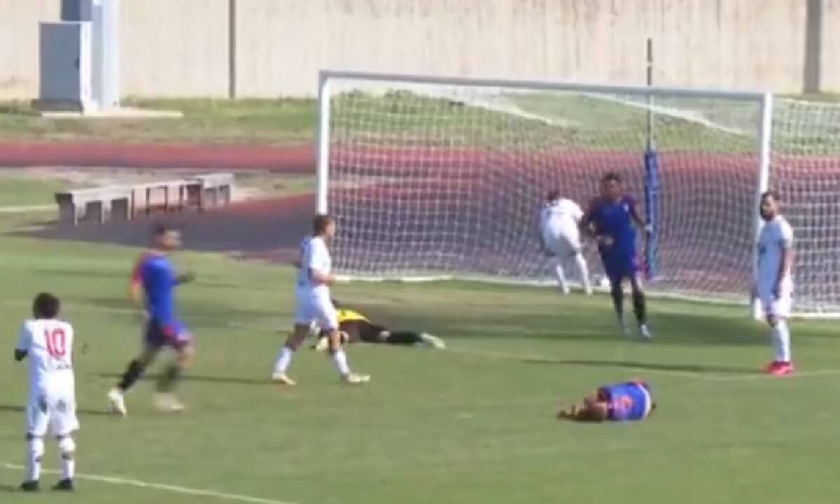 Futbolista se desmaya tras anotar gol en Italia.