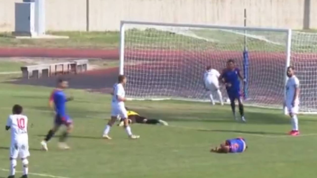 Futbolista se desmaya tras anotar gol en Italia.