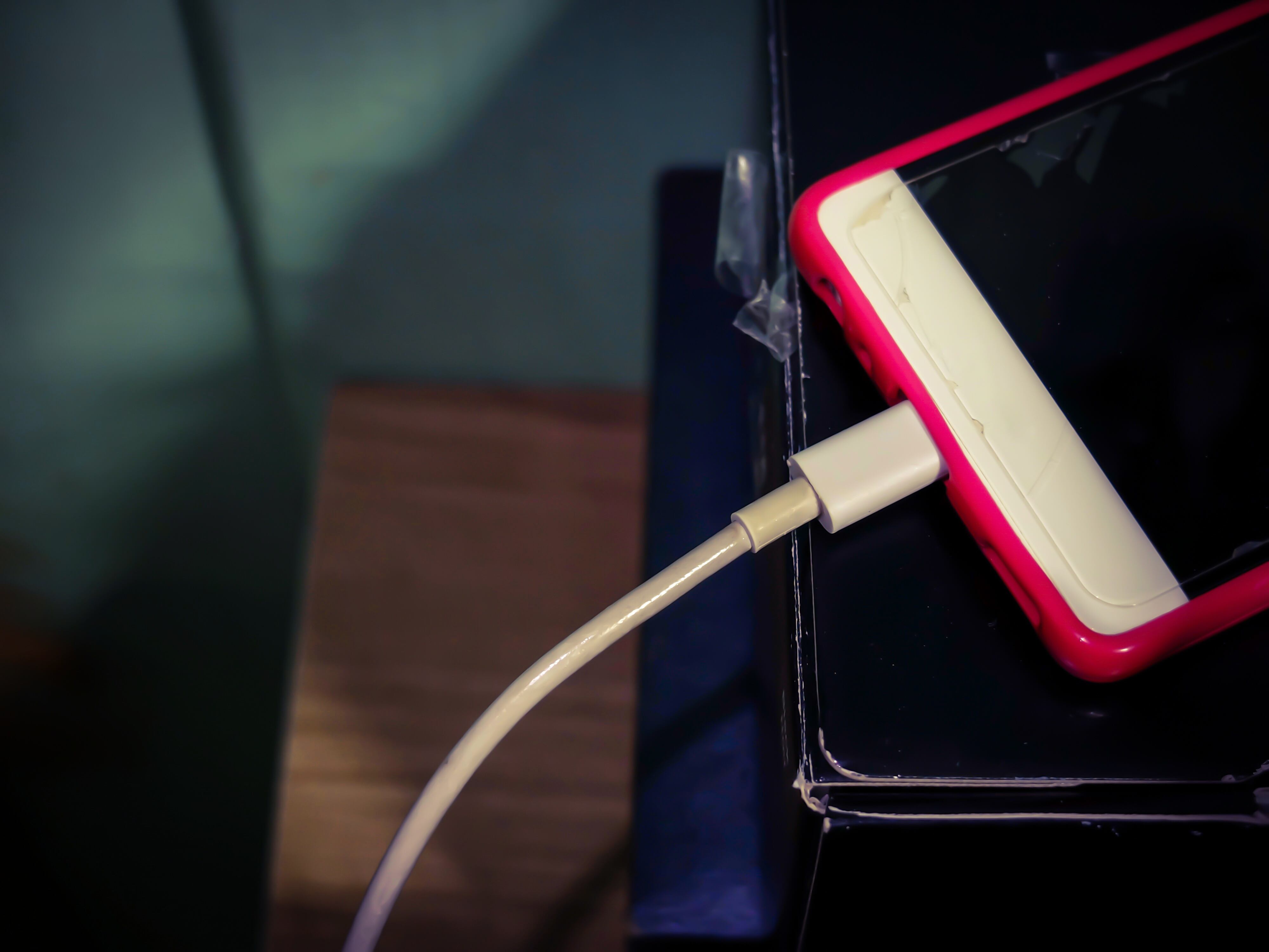 Los malos hábitos la cargar el celular pueden dañar la batería.