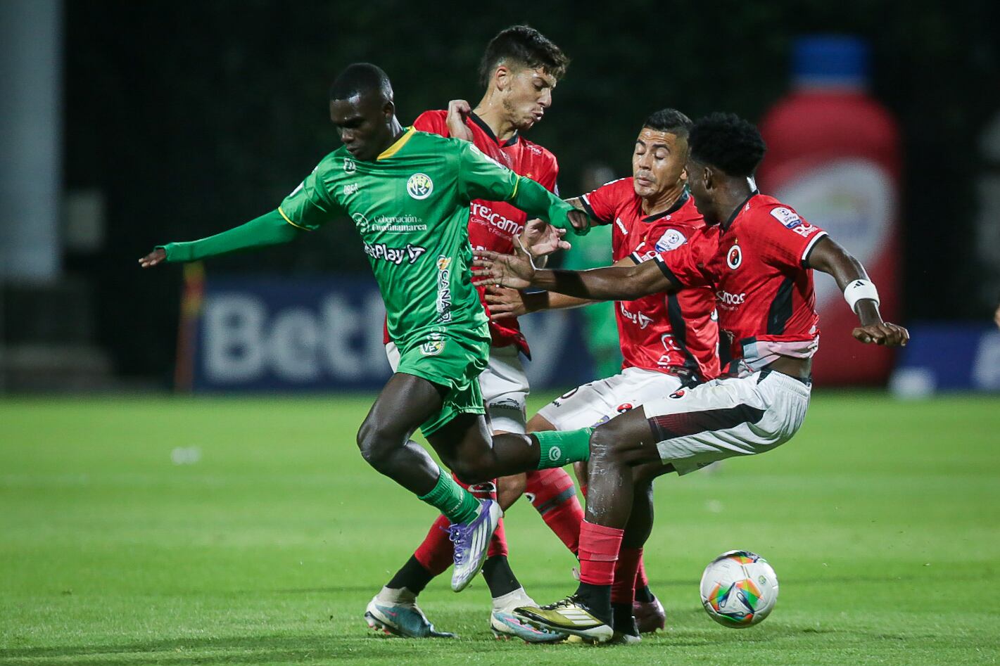 Bogotá. Noviembre 27 de 2025. Real Cundinamarca enfrenta a Cúcuta Deportivo, por encuentro válido del Torneo BetPlay 2025 en la final de ida, en el Estadio Metropolitano de Techo. (Colprensa - Cristian Bayona).