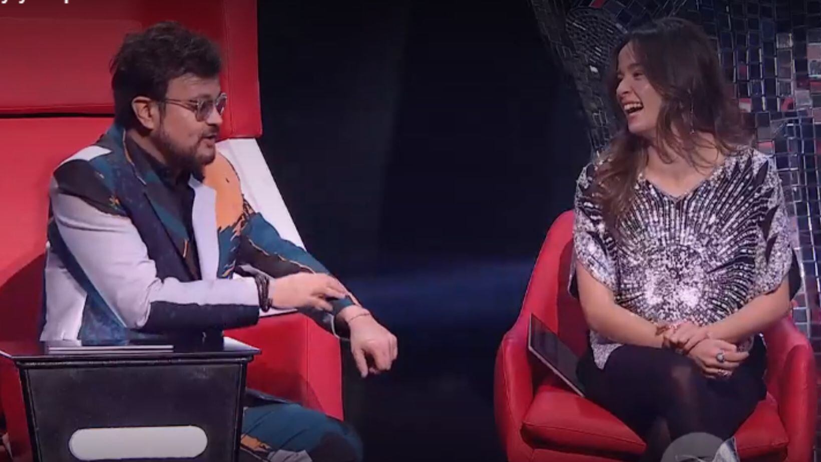 Aleks Syntek y su asesora  eleigiendo a la participante que pasará a la siguente ronda de 'La voz Kids'