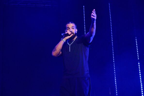 Aubrey Drake Graham, conocido simplemente como Drake, es un rapero, cantante, compositor, productor discográfico y actor canadiense. Se dio a conocer en un comienzo por interpretar al personaje de Jimmy Brooks de la serie de televisión Degrassi: The Next Generation (Photo by Prince Williams/Wireimage).
