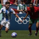 Julián Álvarez disputa una pelota con Achraf Hakimi en el partido Argentina vs. Marruecos por los Juegos Olímpicos