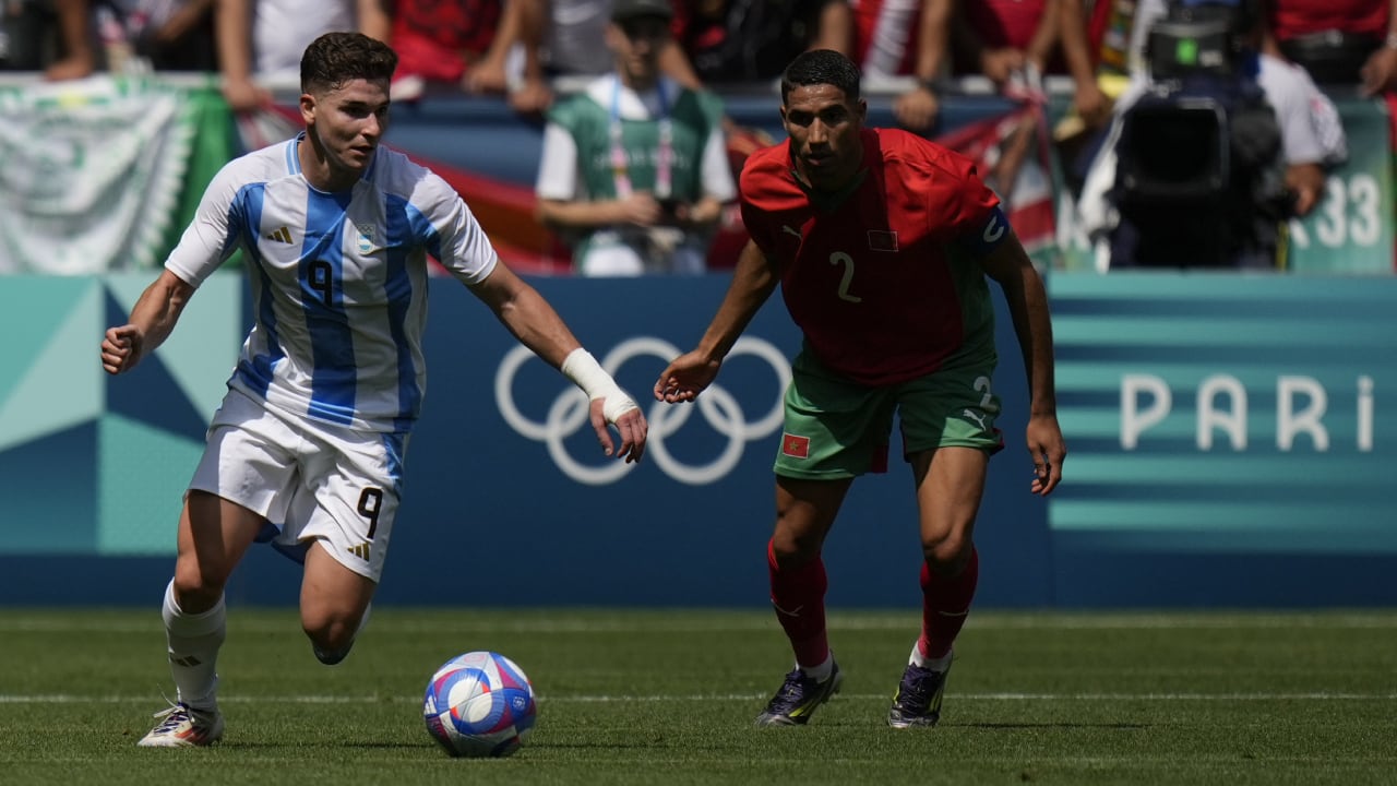 Julián Álvarez disputa una pelota con Achraf Hakimi en el partido Argentina vs. Marruecos por los Juegos Olímpicos
