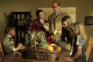 A FRIEND OF THE FAMILY-- “The Gift of Tongues” Episode 103 -- Pictured: (l-r) Hendrix Yancey as Young Jan Broberg, Anna Paquin as Mary Ann Broberg, Colin Hanks as Bob Broberg, Mila Harris as Young Karen Broberg, Elle Lisic as Young Susan Broberg -- (Photo by: Erika Doss/Peacock)