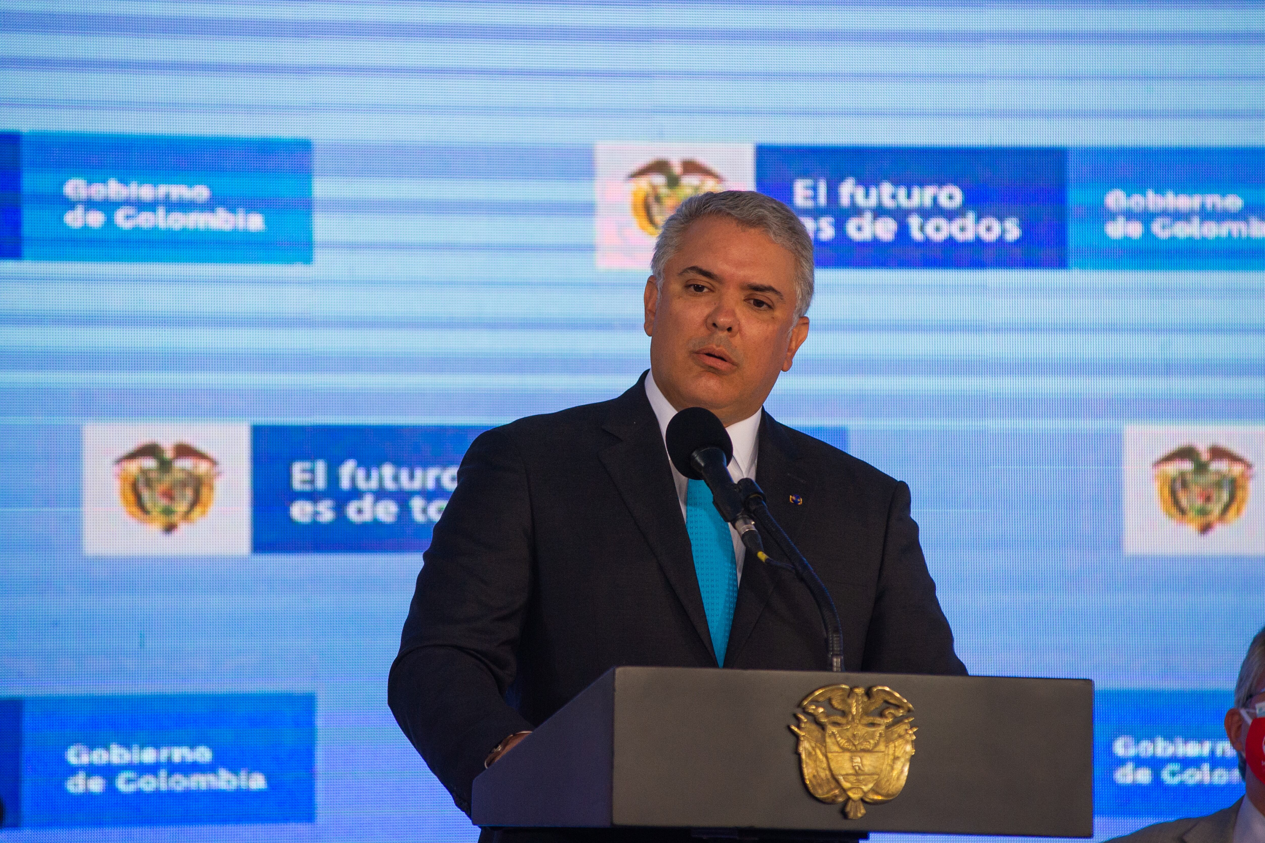 El presidente de Colombia, Iván Duque Márquez, pronuncia un discurso durante una conferencia de prensa sobre la primera línea del metro de Bogotá que se inaugurará en 2028, transmitida en vivo por televisión junto a la ministra de Transporte, Ángela María Orozco, gerente del metro de Bogotá, Mauricio Ramírez, Bogotá. la alcaldesa, Claudia López, el gobernador Nicolás García de Cundinamarca y el presidente de Colombia Iván Duque. En Bogotá, Colombia, el 29 de junio de 2021 (Foto de Sebastian Barros / NurPhoto a través de Getty Images).