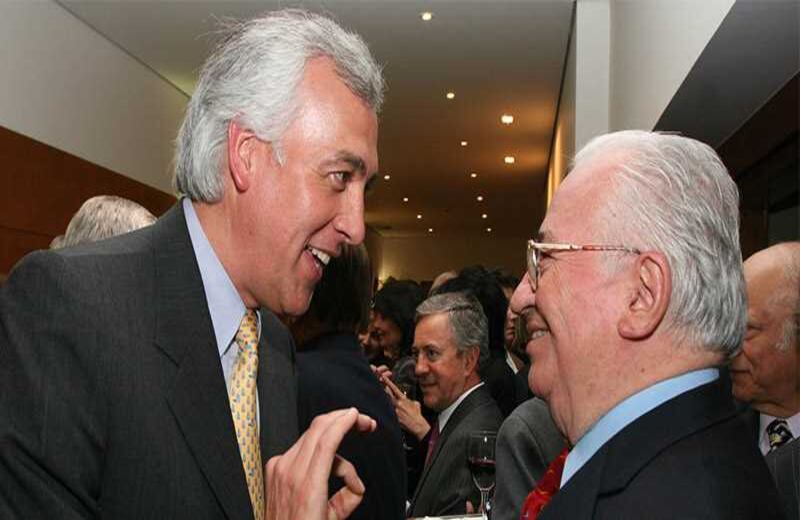 La familia de Samuel Moreno ha sido cercana a la de Belisario Betancourt. Su madre acompañó su candidatura cuando resultó elegido presidente. Él, la nombró en la gerencia del Instituto de Crédito Territorial.