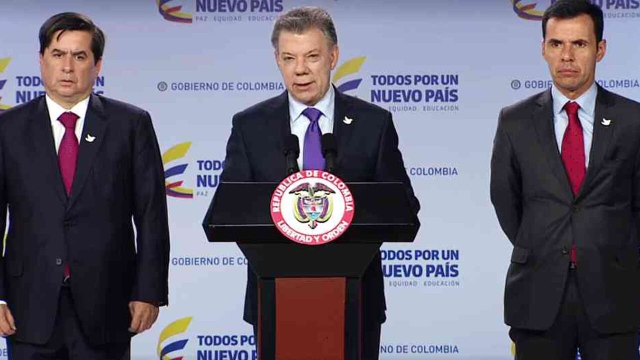 El saliente ministro del Interior Juan Fernando Cristo, con el presidente Juan Menuel Santos, y Guillermo Rivera, nuevo ministro del Interior.
