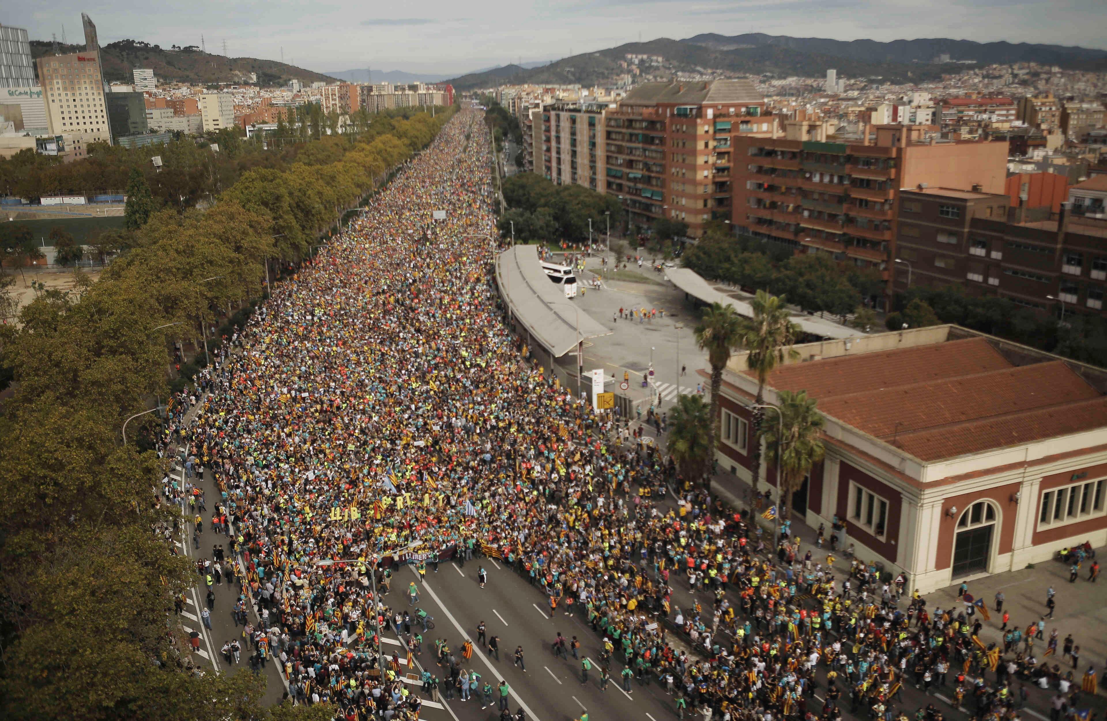 Según las agencias de noticias internacionales a la marcha del viernes en Barcelona salieron más de 500.000 personas. Muchos analistas dicen que la razón de la movilización ya superó el independentismo en sí mismo y en este momento tiene que ver más con la crítica ciudadana por la represión violenta de la legítima protesta social y, sobre todo, por lo que muchos consideran una condena excesiva para los líderes independentistas. Foto: AP. 