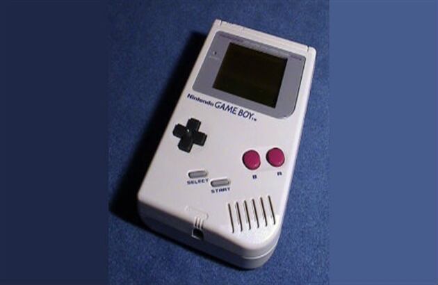 El GameBoy era el que mantenía embobados a los jóvenes. Hoy Candy Crush y WhatsApp se apoderaron de la mente de los jóvenes.