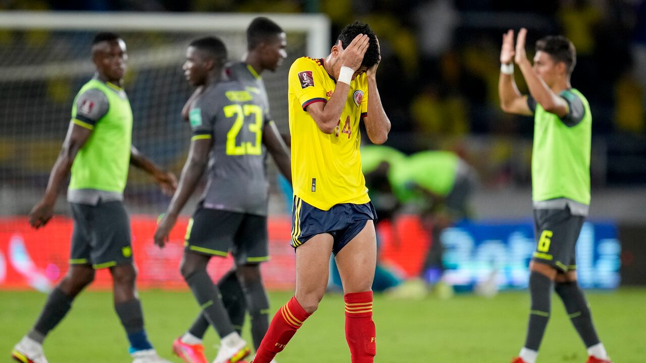 El delantero colombiano Luis Díaz se toma la cabeza tras el empate 0-0 contra Ecuador.