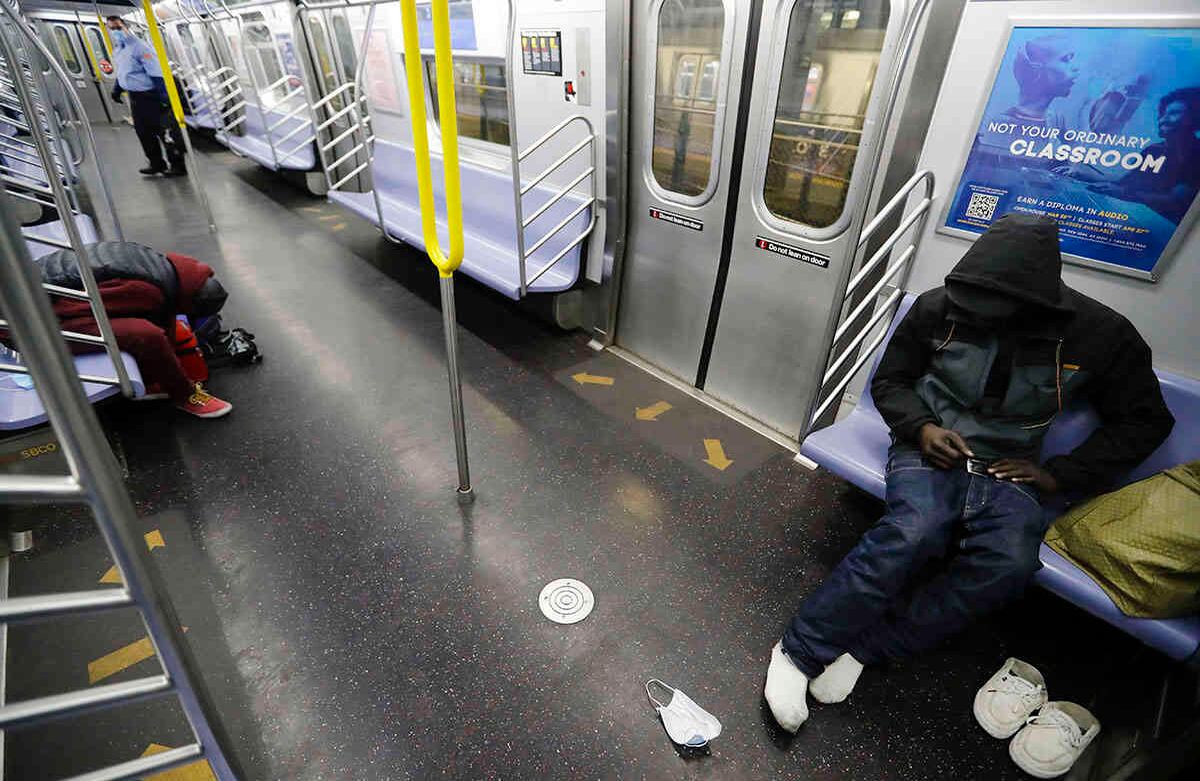 Eddie Muniz, un conductor de la MTA, le pide a la gente que abandone el tren en Coney Island, Terminal Stillwell, para desinfectar las operaciones el miércoles 6 de mayo de 2020, en el distrito de Brooklyn de Nueva York. Foto: Frank Franklin II/AP