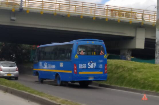 Bus varado en la Autonorte con calle 134, sentido Norte - Sur.