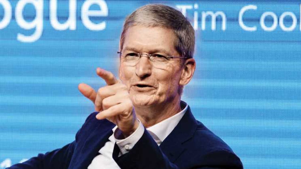 Tim Cook es el CEO de Apple, compañía que bajó a la gama media de los celulares