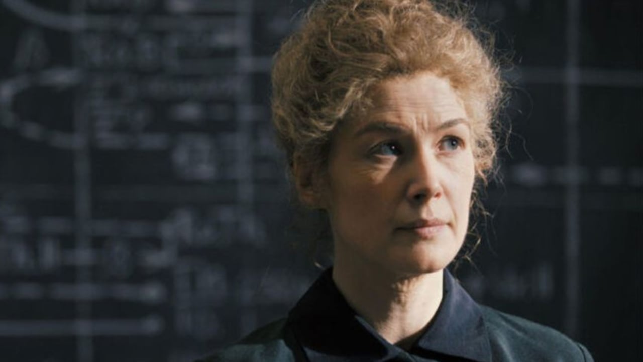 Rosamund Pike encarna a Marie Curie, la primera mujer en ganar el premio Nobel y la primera en merecerlo dos veces.