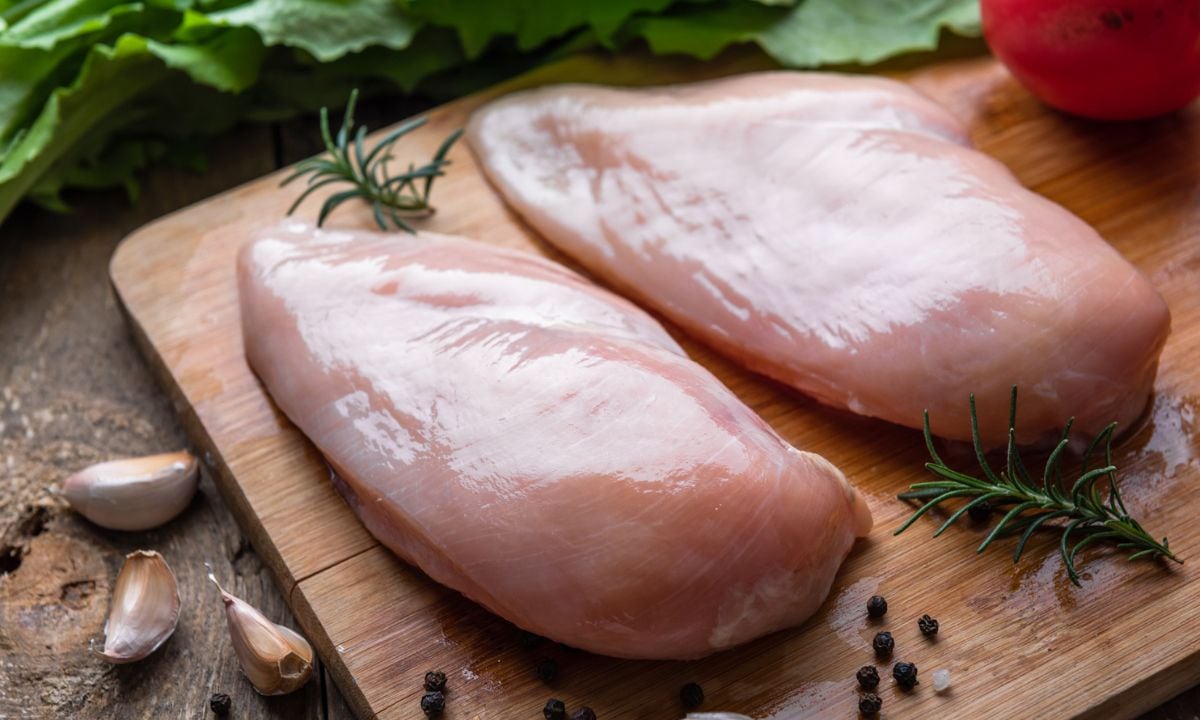 Ablandar pechuga de pollo.