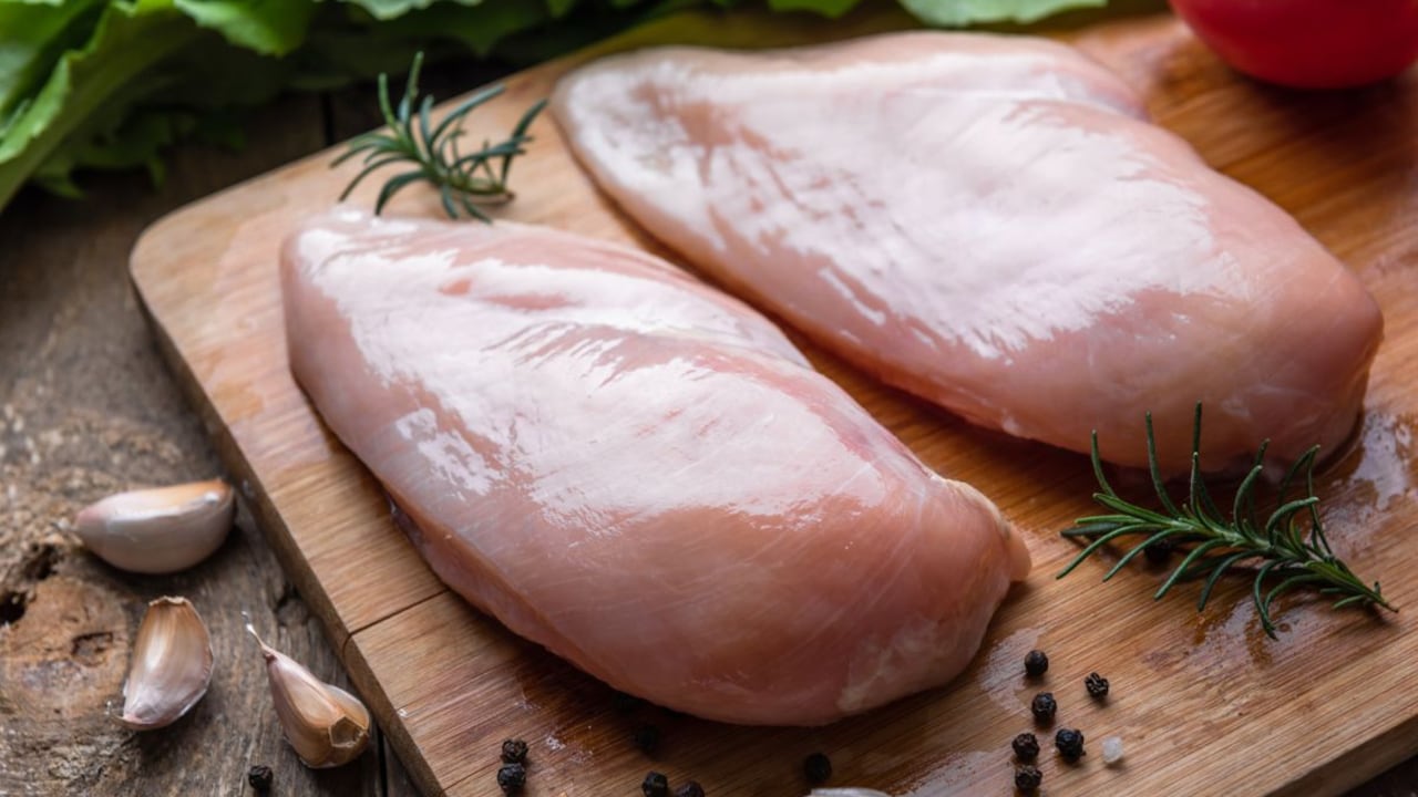 Ablandar pechuga de pollo.