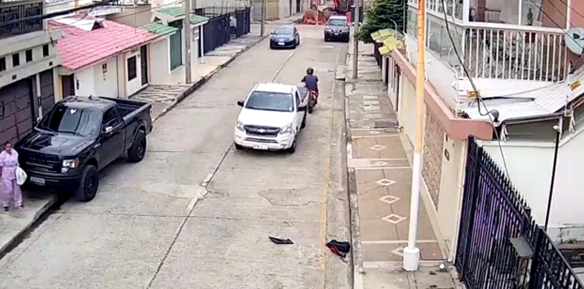 A pesar de ser estrellado tres veces, el delincuente finalmente pudo escapar de la escena del crimen.