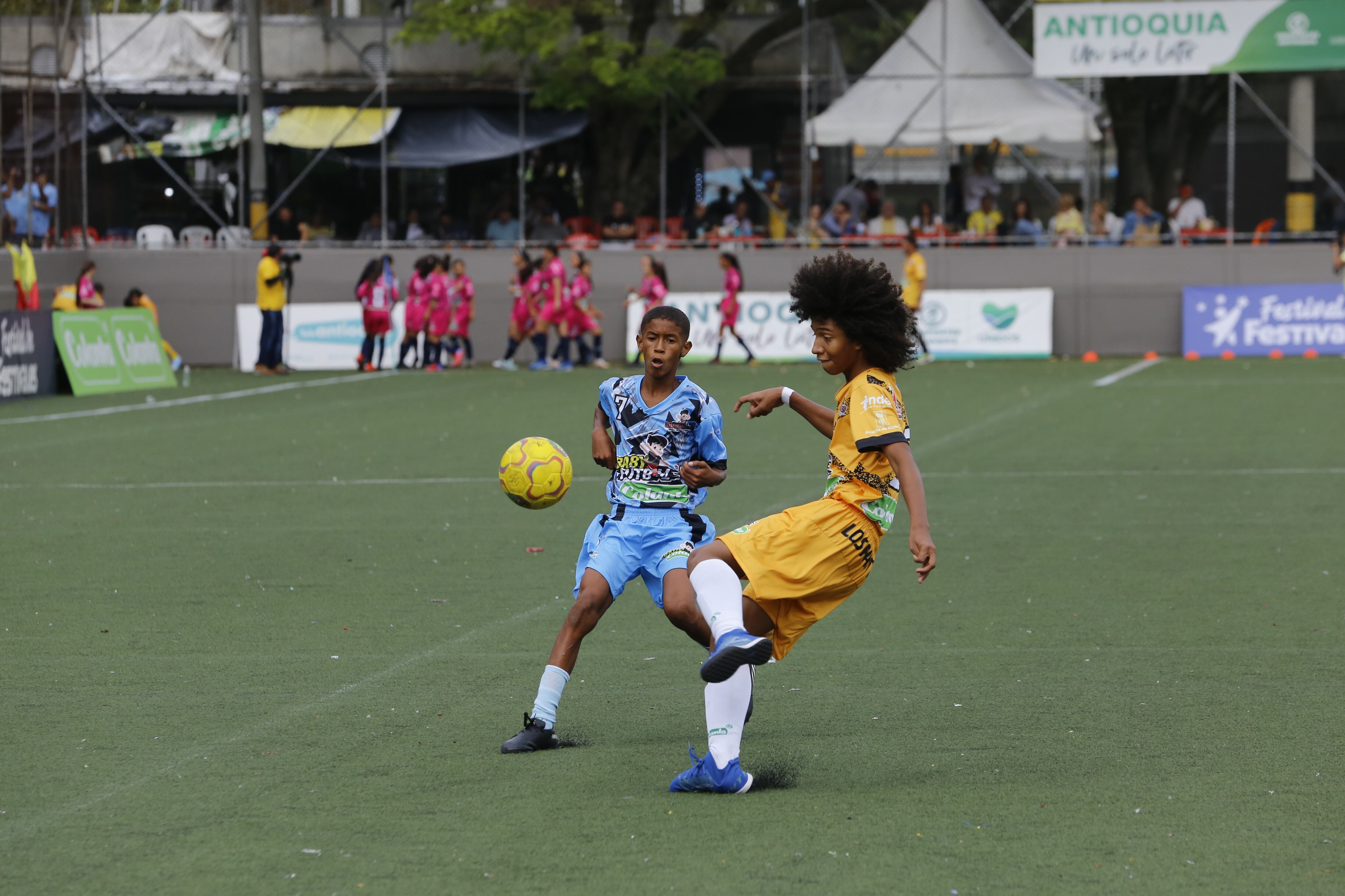 Crisronaldo Aguirre e Iker Ozil Di María Quintana disputan un balón en el juego de Centro Caja San Andrés Islas vs. Dosquebradas Campestre.