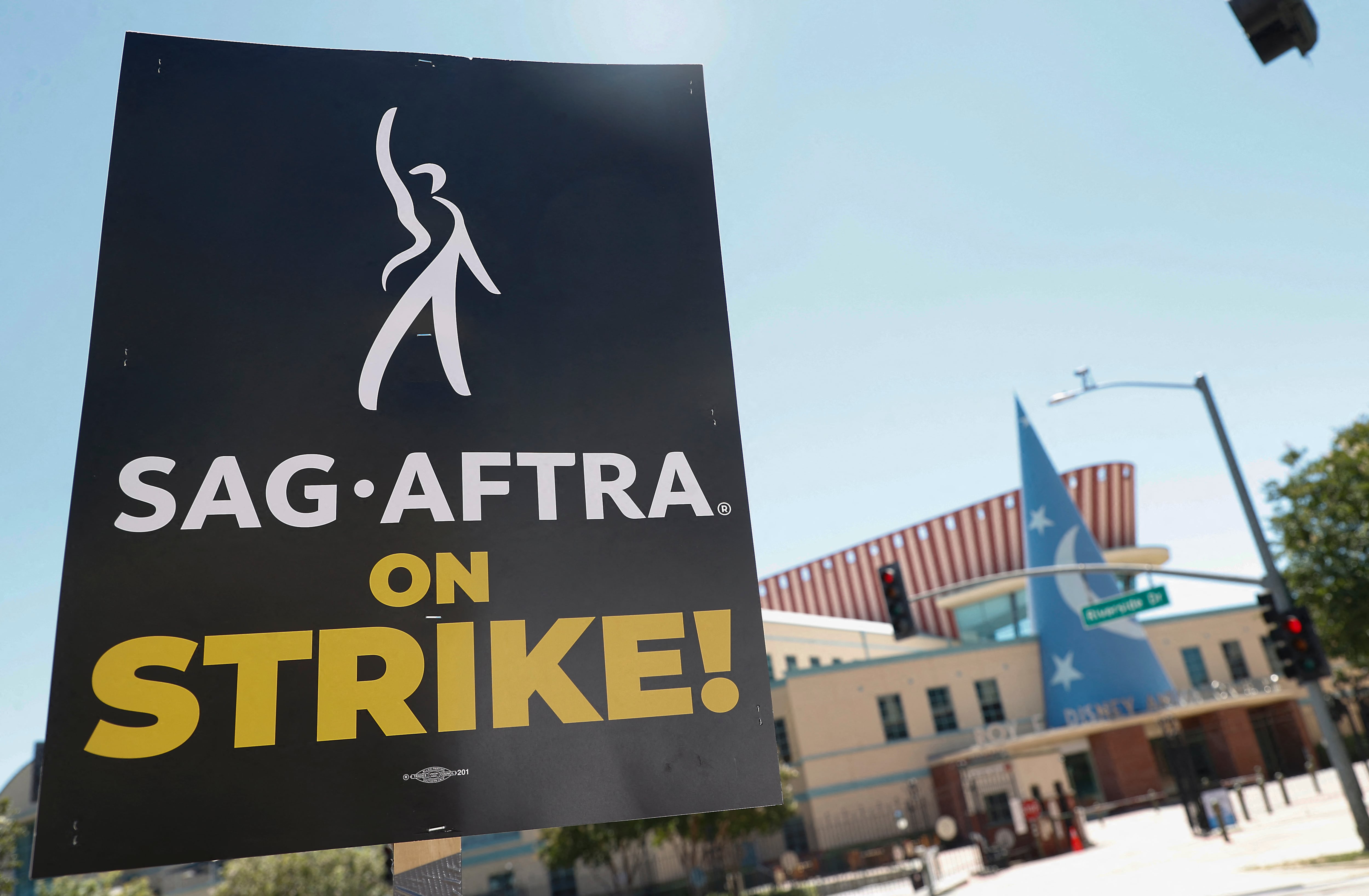 Decenas de miles de actores de Hollywood fueron en huelga a la medianoche del 13 de julio de 2023, deteniendo efectivamente el gigante negocio del cine y la televisión cuando se unen a los escritores en la primera huelga de toda la industria en 63 años. (Foto de Michael Tran / AFP)