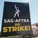 Un cartel de huelga frente al edificio de Disney Feature Animation Building mientras los miembros del Sindicato de Escritores de América y el Sindicato de Actores de la Pantalla hacen un piquete frente a los Estudios Disney en Burbank, California, el 14 de julio de 2023. Foto: AFP