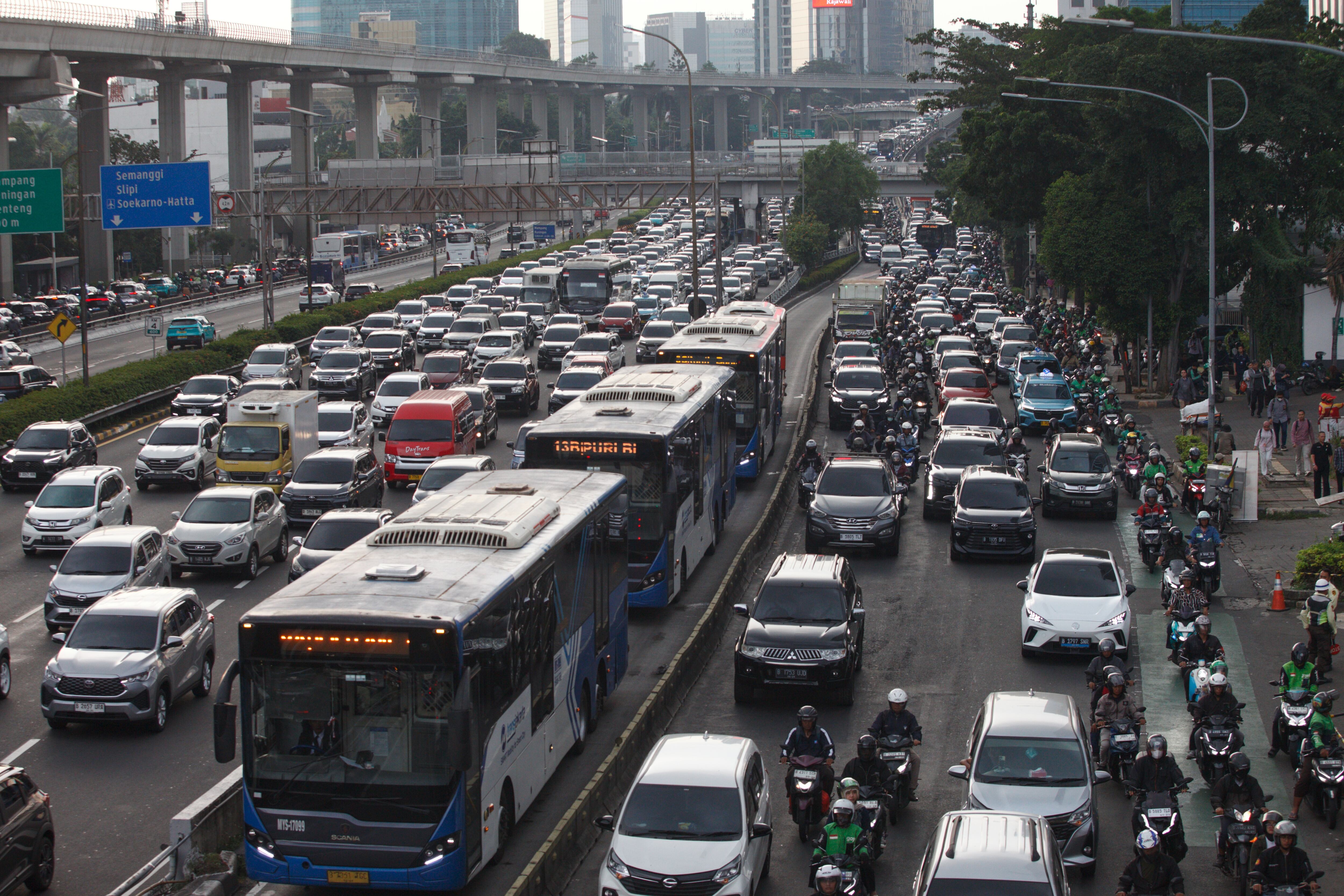 Miles de conductores se encuentran atrapados en el tráfico durante la hora punta en Yakarta, Indonesia, el 27 de noviembre de 2025. La ONU, en su informe «Perspectivas de urbanización mundial 2025: Resumen de resultados», determina que Yakarta será la ciudad más poblada del mundo en 2025, con una población total de 41,9 millones de personas, desplazando a Tokio al tercer puesto con 33 millones de personas y a Dacca al segundo con una población de 36,6 millones.