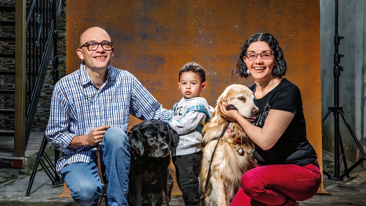 Andrés Mauricio Vásquez y Luisa Moreno.
Con su hijo y sus perros guía Sayumi y Ashaí.
Bogotá Noviembre 12 de 2022.
Foto: Juan Carlos Sierra-Revista 4 Patas.