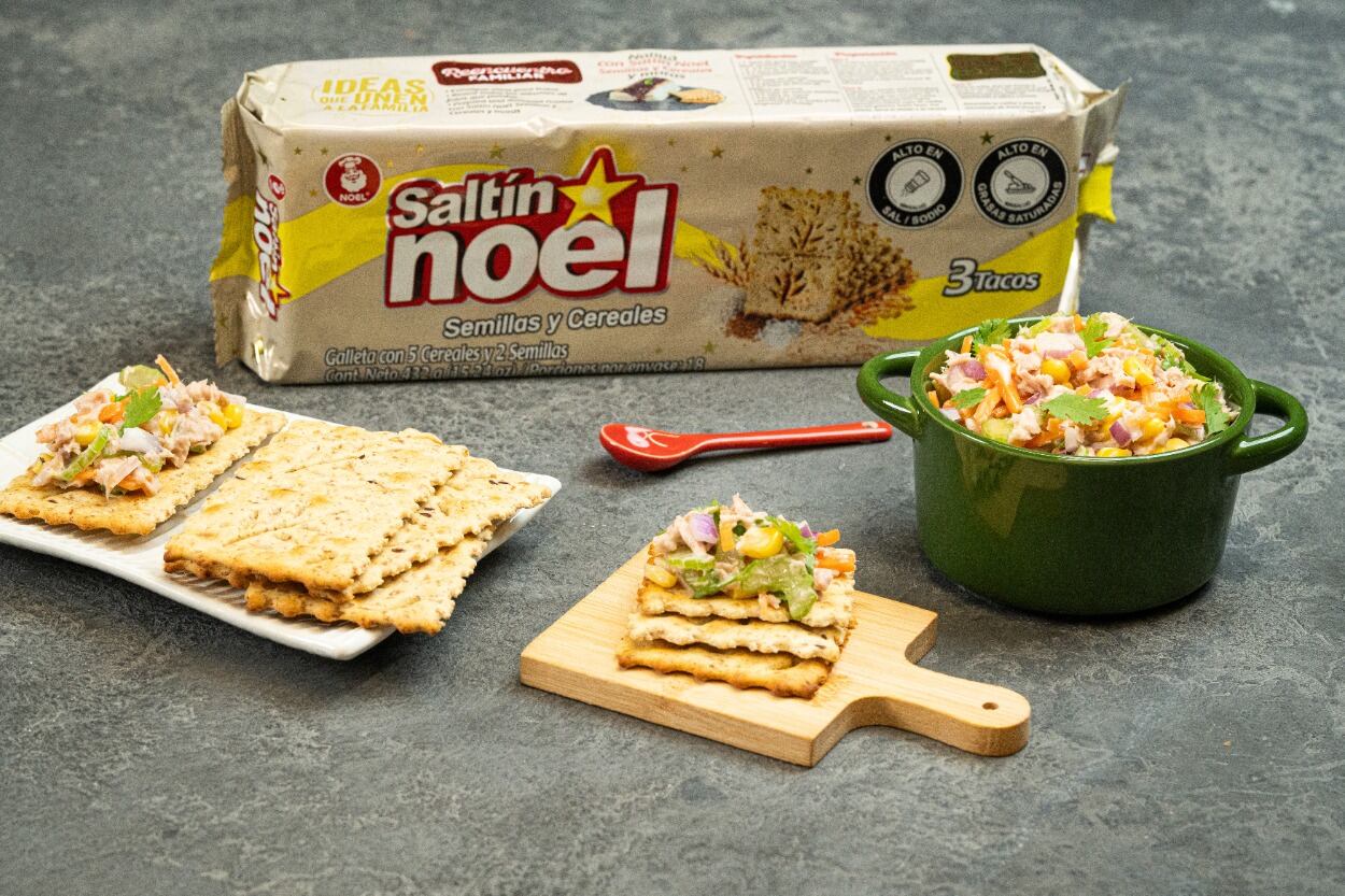 Montaditos de atún y verduras.