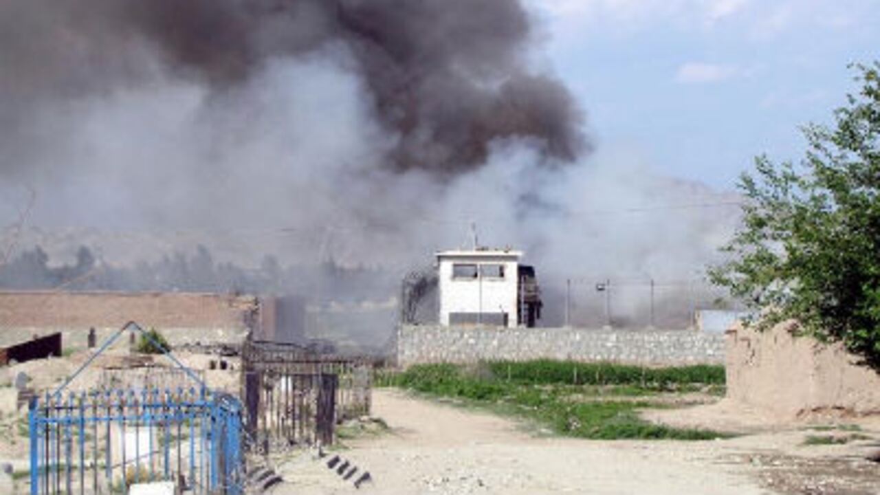 El humo sale de un edificio de la OTAN tras sufrir un ataque suicida con bomba en Jalalabad, Afganistán, el domingo.