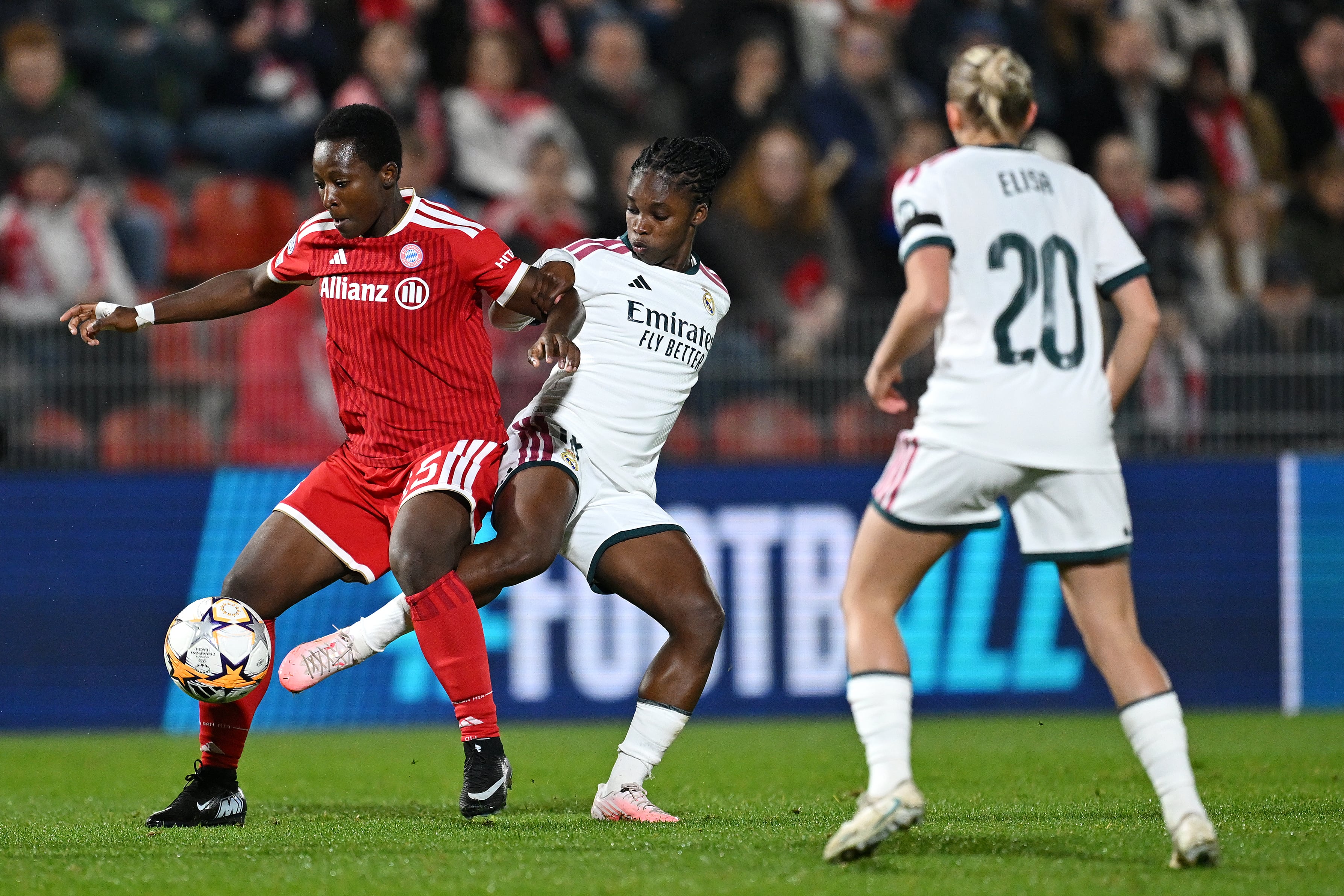 UNTERHACHING, GERMANY - OCTOBER 28: Bernadette Amani of FC Bayern Munchen is challenged by Linda Caicedo of Real Madrid CF during the UEFA Women's Champions League 2026/27 League Phase MD3 match between FC Bayern München and Real Madrid C.F. at Stadion Am Sportpark on October 28, 2026 in Unterhaching, Germany. (Photo by Daniel Kopatsch/Getty Images)