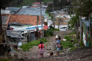 ENTREGA DE MERCADOS EN EL BARRIO SAN LUIS ( VIA LA CALERA) POR PARTE DE LA ALCALDIA DE CHAPINERO A CAUSA DE LA PANDEMIA DE LA COVID 19
CORONAVIRUS
23 DE ABRIL 2020
BARRIOS VULNERABLES
POBREZA
PANDEMIA
FOTO: ESTEBAN VEGA LA-ROTTA
REVISTA SEMANA