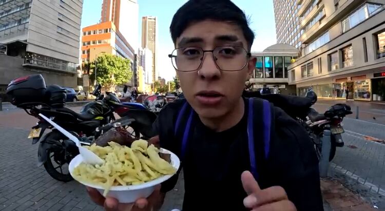 El joven que aparece en red social como “Sin control específico”, visitó una zona del centro para conocer de cerca el denominado “combinado”, el plato que se vende en ese sector.