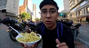 El joven que aparece en red social como “Sin control específico”, visitó una zona del centro para conocer de cerca el denominado “combinado”, el plato que se vende en ese sector.