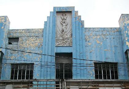 Fachada del teatro San Jorge con altorrelieve central.