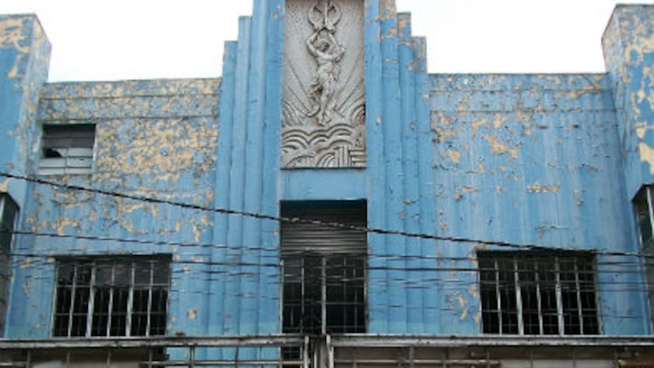 Fachada del teatro San Jorge con altorrelieve central.