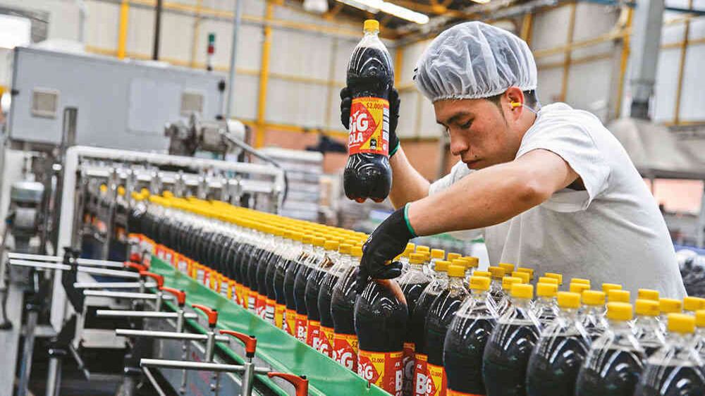 A JE Group fabrica bebidas carbonatadas, deportivas, energizantes, jugos y agua embotellada.