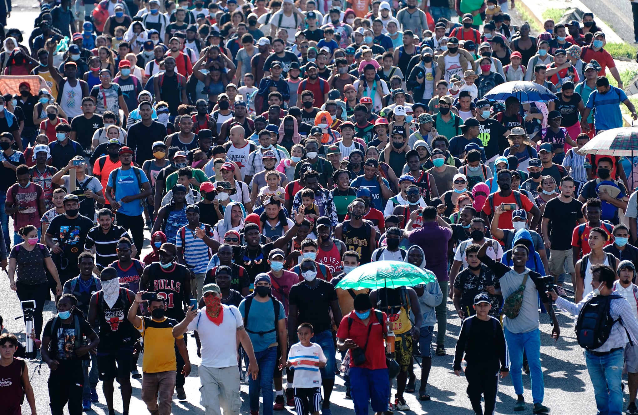 Caravana de migrantes se dirige hacia el norte hacia la frontera de los Estados Unidos y México.