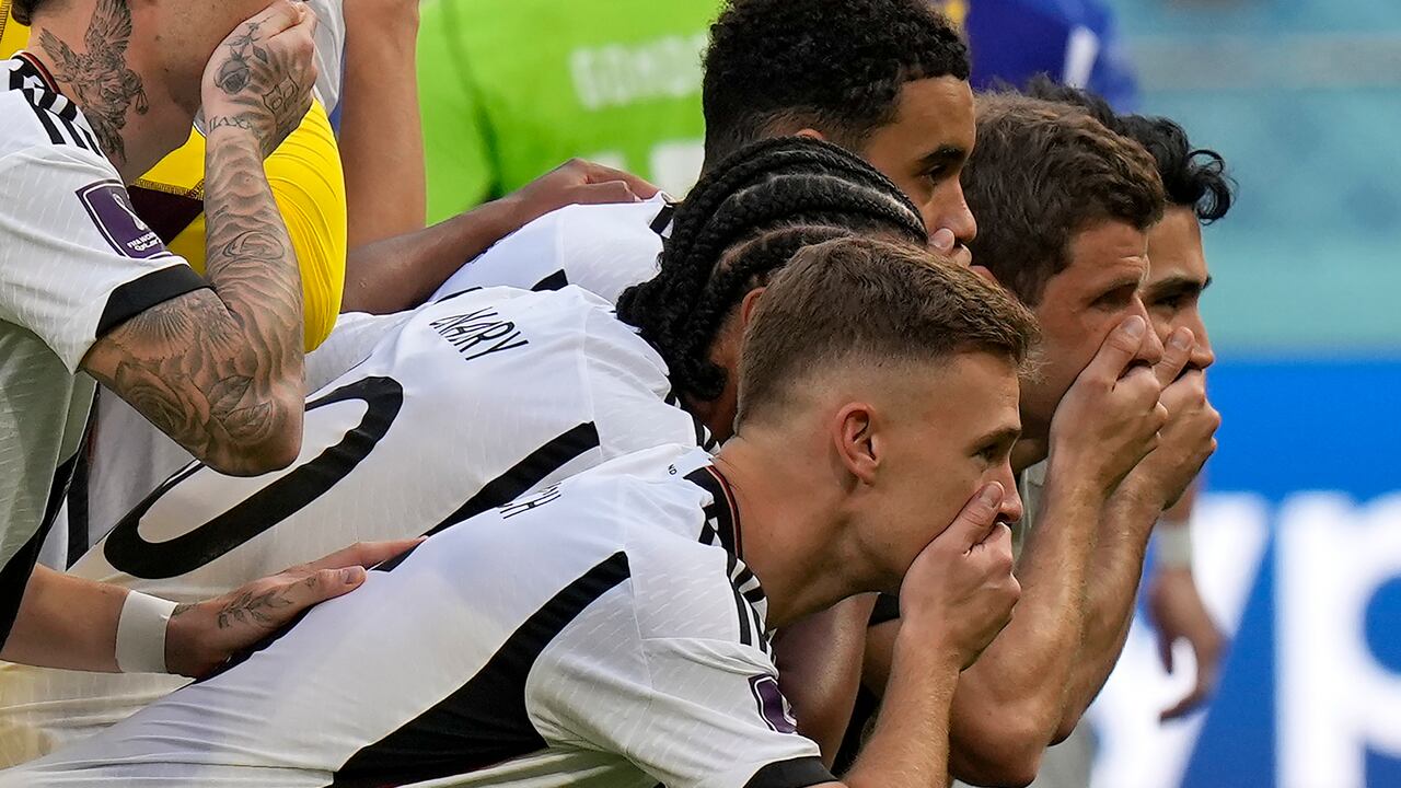 Los jugadores de Alemania se tapan la boca con la mano mientras posan para la foto de equipo antes del partido del Grupo E del Mundial entre Alemania y Japón, en el estadio Jalifa Internacional, en Doha, Qatar, el 23 de noviembre de 2022.