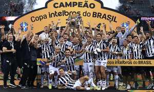CURITIBA, BRAZIL - DECEMBER 15: Players of Atletico Mineiro celebrate with the champion tropy after winning the second leg match between Athletico Paranaense and Atletico Mineiro as part of Copa Do Brasil 2021 Finals at Arena da Baixada on December 15, 2021 in Curitiba, Brazil. (Photo by Buda Mendes/Getty Images)