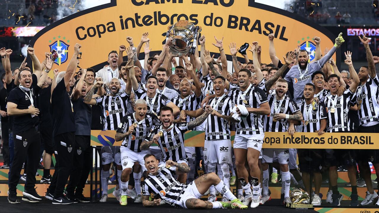 CURITIBA, BRAZIL - DECEMBER 15: Players of Atletico Mineiro celebrate with the champion tropy after winning the second leg match between Athletico Paranaense and Atletico Mineiro as part of Copa Do Brasil 2021 Finals at Arena da Baixada on December 15, 2021 in Curitiba, Brazil. (Photo Getty Images/Buda Mendes)