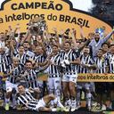 CURITIBA, BRAZIL - DECEMBER 15: Players of Atletico Mineiro celebrate with the champion tropy after winning the second leg match between Athletico Paranaense and Atletico Mineiro as part of Copa Do Brasil 2021 Finals at Arena da Baixada on December 15, 2021 in Curitiba, Brazil. (Photo by Buda Mendes/Getty Images)