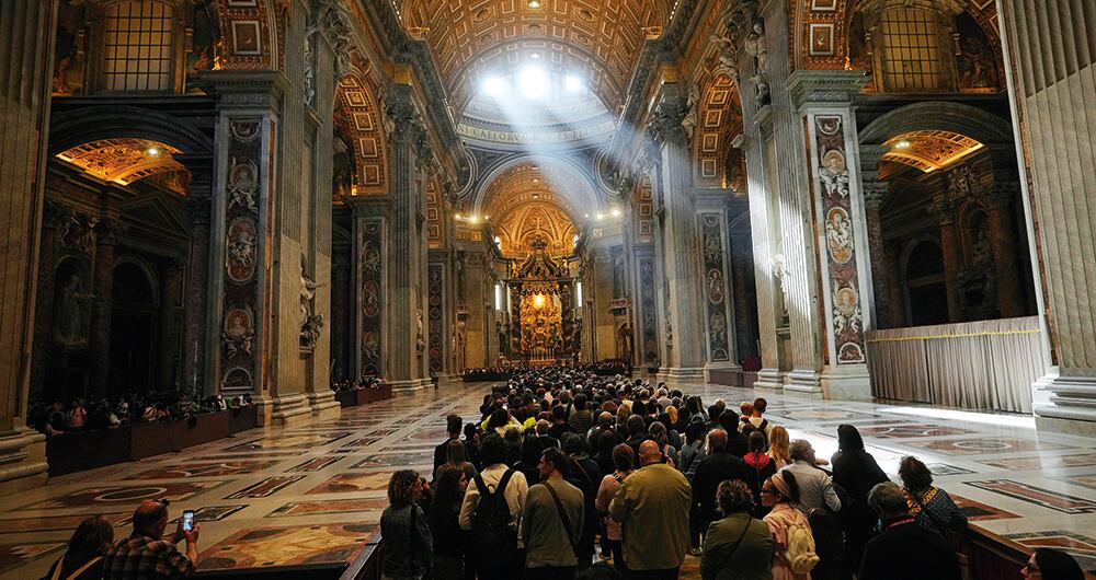 Un constante río humano desfiló durante tres días, en jornadas de hasta 19 horas, ante el cuerpo del papa Francisco. 