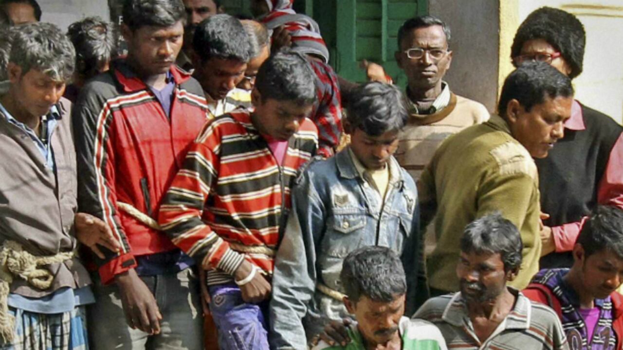 Trece hombres fueron señalados de acceder carnalmente a una joven india, por sostener una relación con un hombre de otra comunidad.