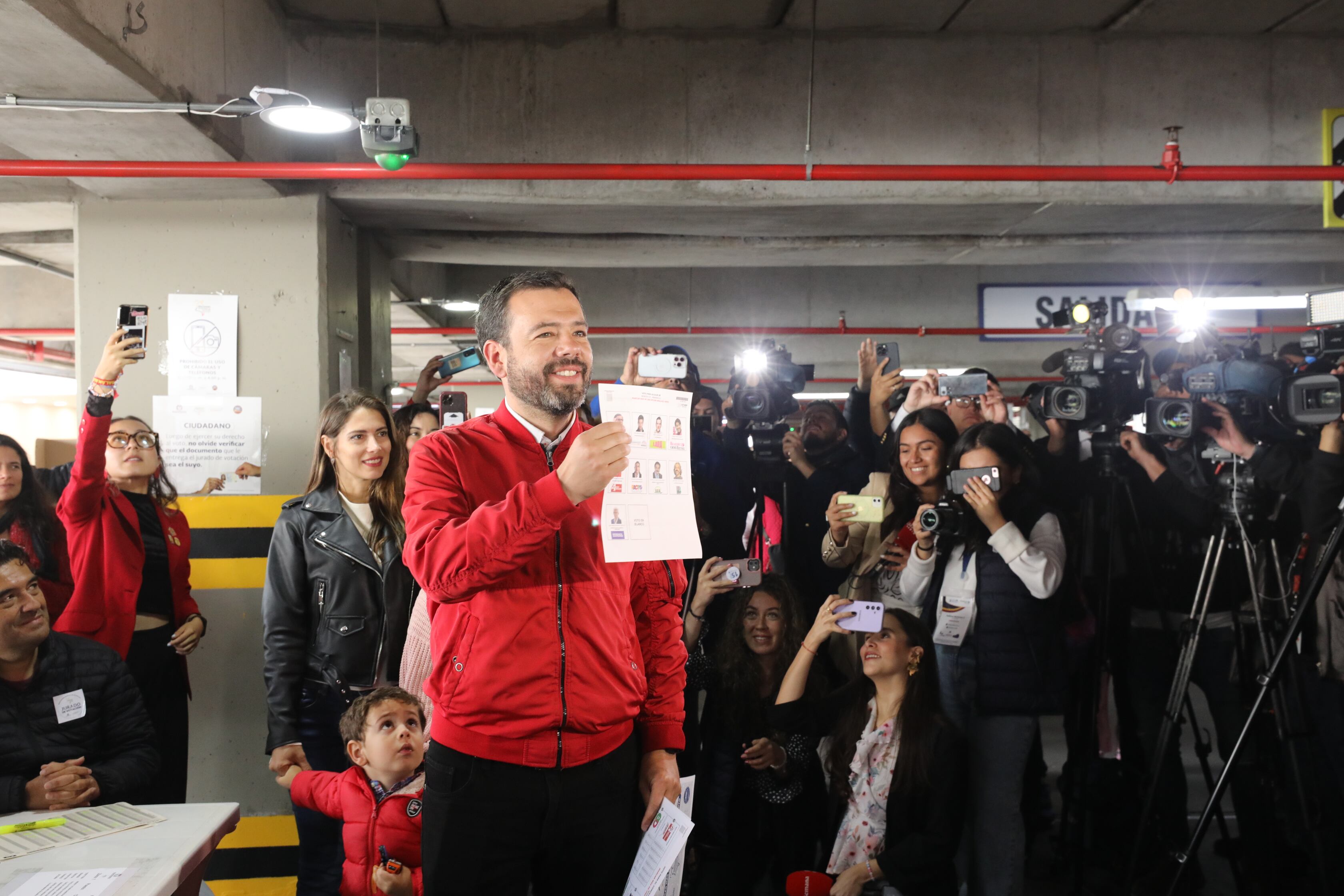 Candidato a la alcaldía de Bogotá Carlos Fernando Galán ejerce su derecho al voto