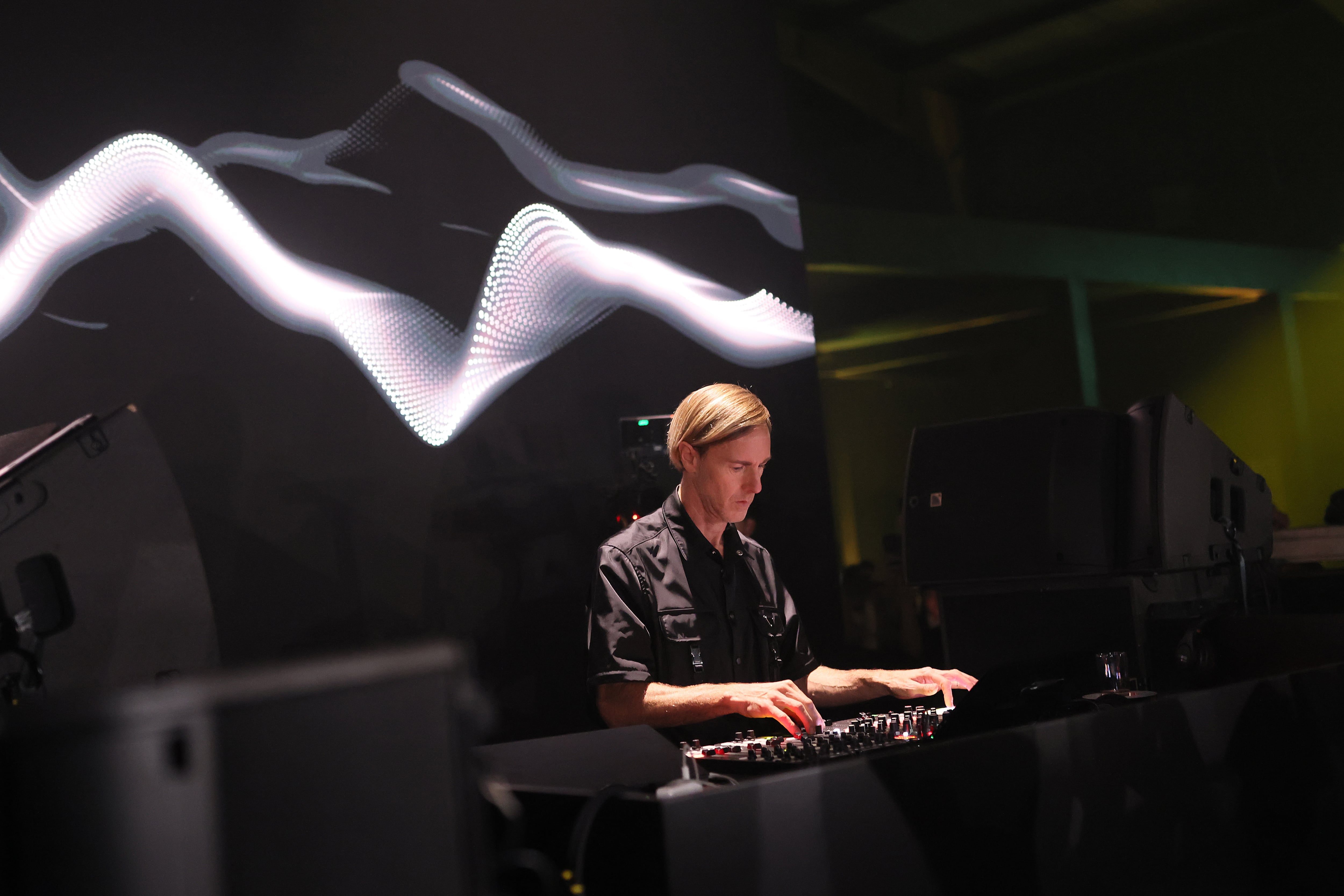 Richie Hawtin haciendo lo suyo en Bangkok, en 2023. Foto: Jack Taylor/Getty Images for Prada.