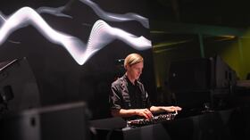 Richie Hawtin haciendo lo suyo en Bangkok, en 2023. Foto: Jack Taylor/Getty Images for Prada.