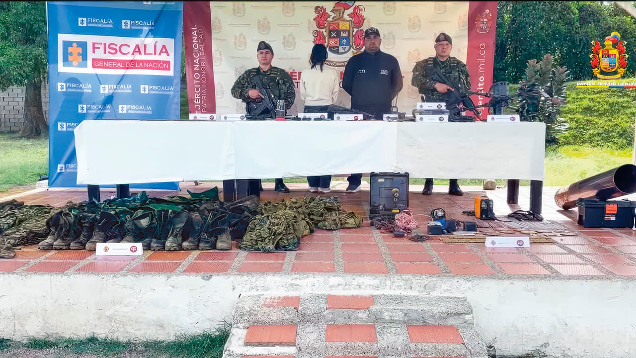 Este es el material que alias la Mona habría entregado al someterse a las autoridades, según el Ejército.