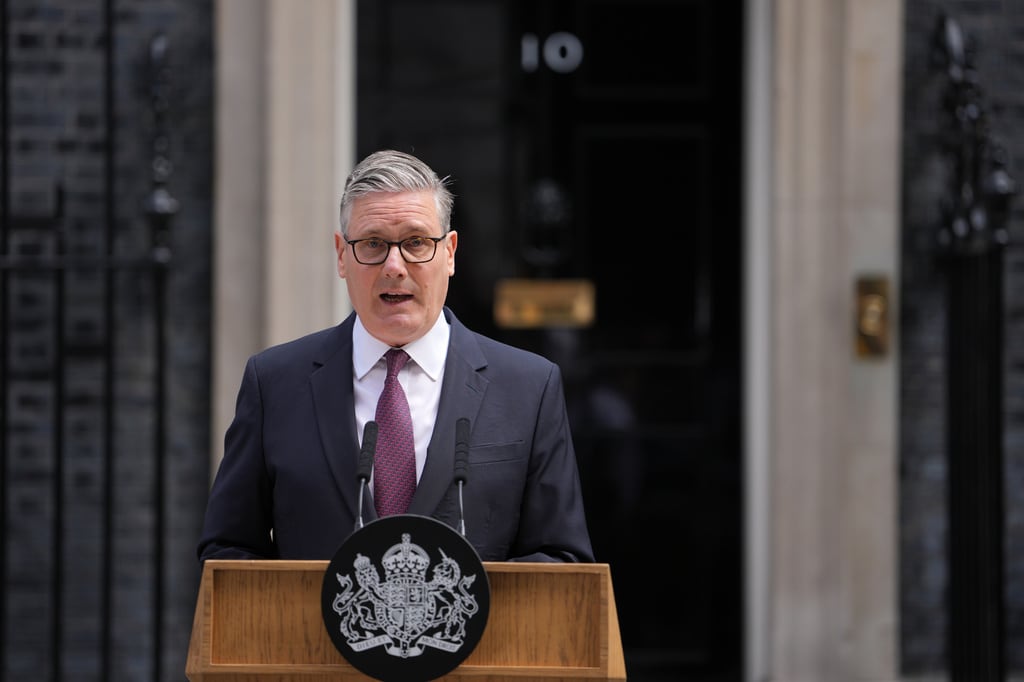 El primer ministro británico, Keir Starmer, anuncia su renuncia a los medios ante el número 10 de Downing Street en Londres, el lunes 22 de junio de 2026. (AP Foto/Kin Cheung)