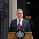 El primer ministro británico, Keir Starmer, anuncia su renuncia a los medios ante el número 10 de Downing Street en Londres, el lunes 22 de junio de 2026. (AP Foto/Kin Cheung)