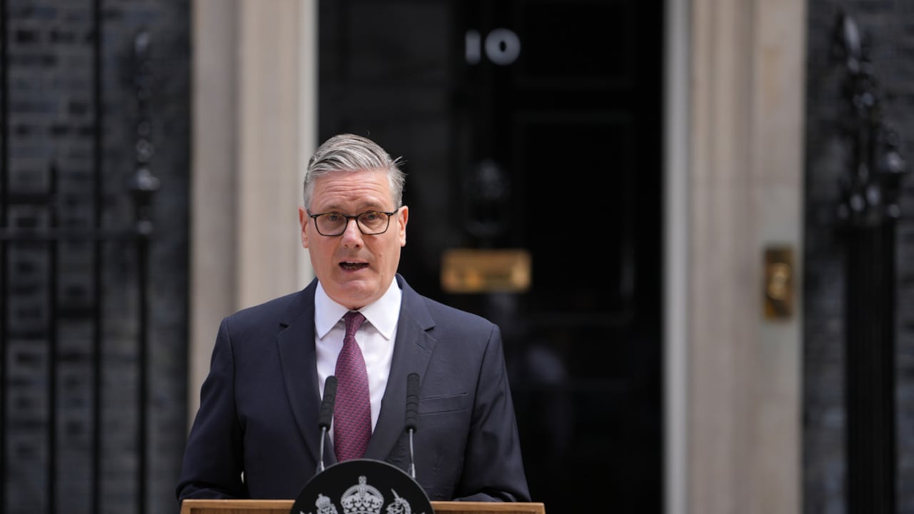 El primer ministro británico, Keir Starmer, anuncia su renuncia a los medios ante el número 10 de Downing Street en Londres, el lunes 22 de junio de 2026. (AP Foto/Kin Cheung)